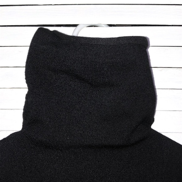 Black Turtleneck Sleeveless Top - Picture 3 of 3